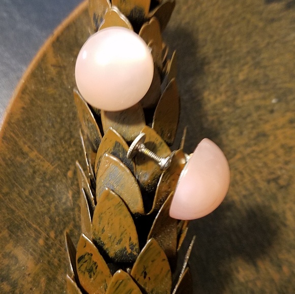 Antique Pink Mother of Pearl Screw Back Earrings - Picture 2 of 3